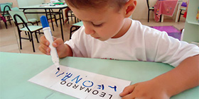 Criança escreve seu nome a partir de um modelo na EMEI Maria Alice Pasquarelli (Foto: Maristela Ribeiro da Silva)